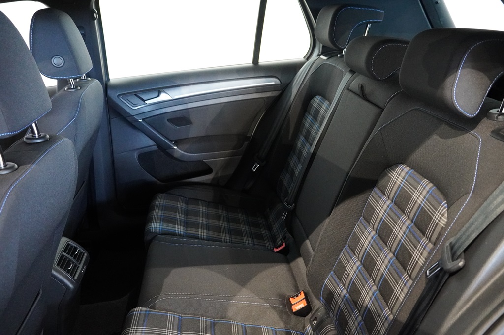 Volkswagen Golf LXH61R