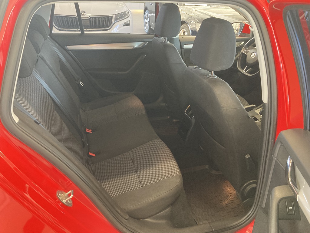 Skoda Octavia Combi LYH447