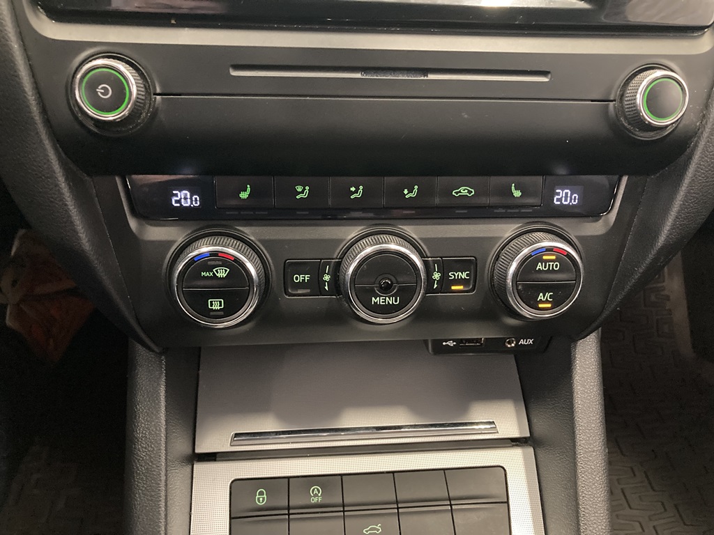 Skoda Octavia Combi LYH447