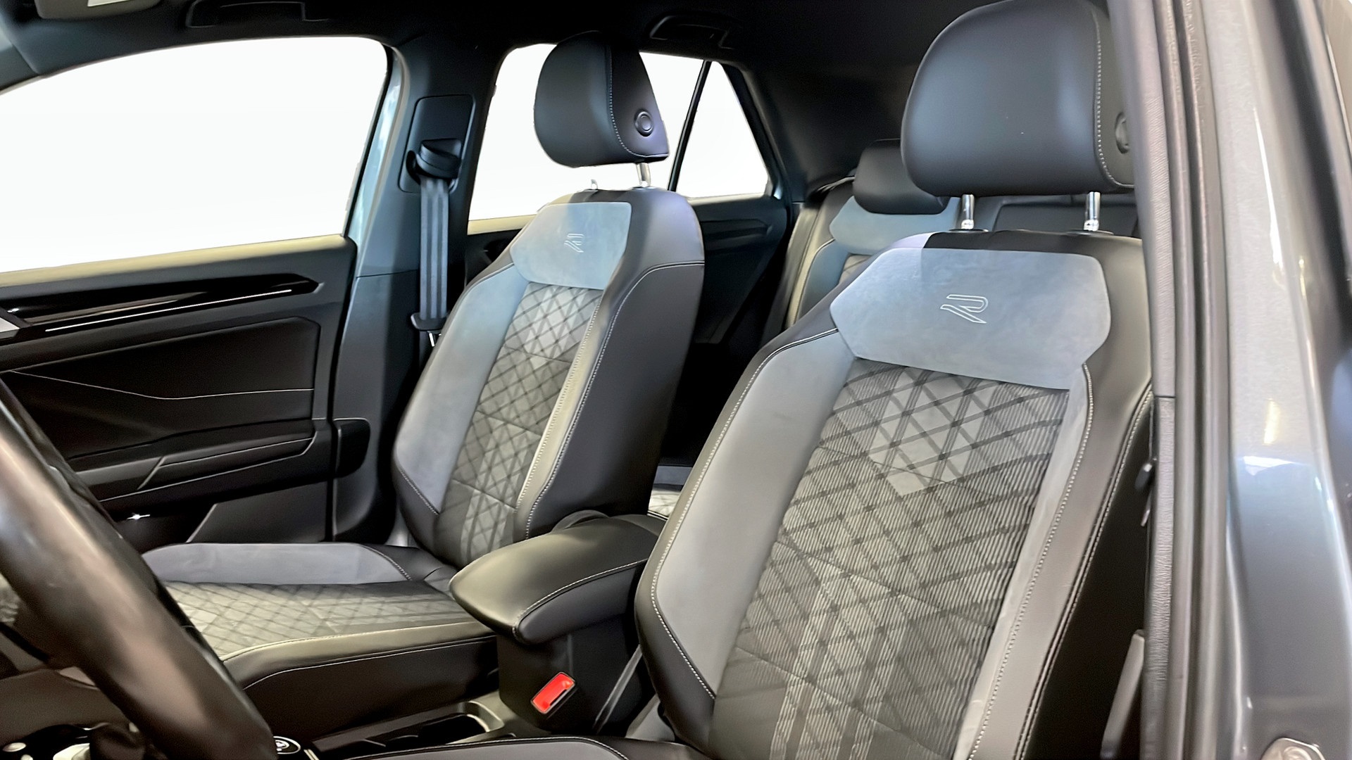 Volkswagen T-Roc LZG11E