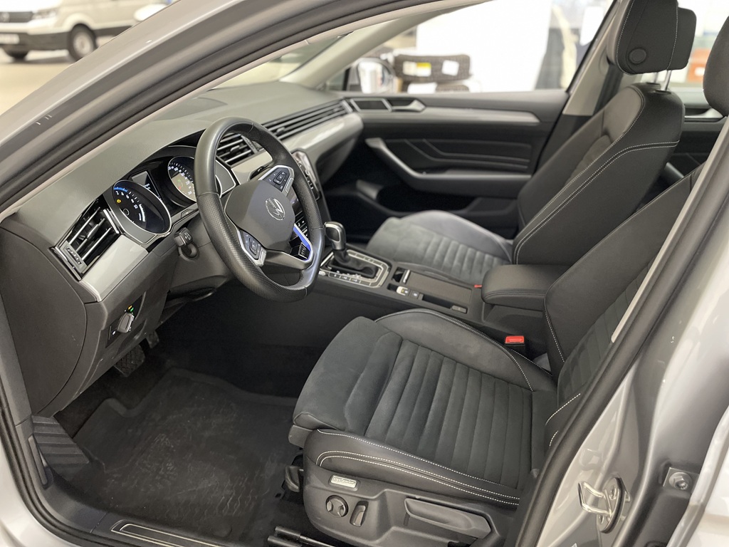 Volkswagen Passat MBJ04G