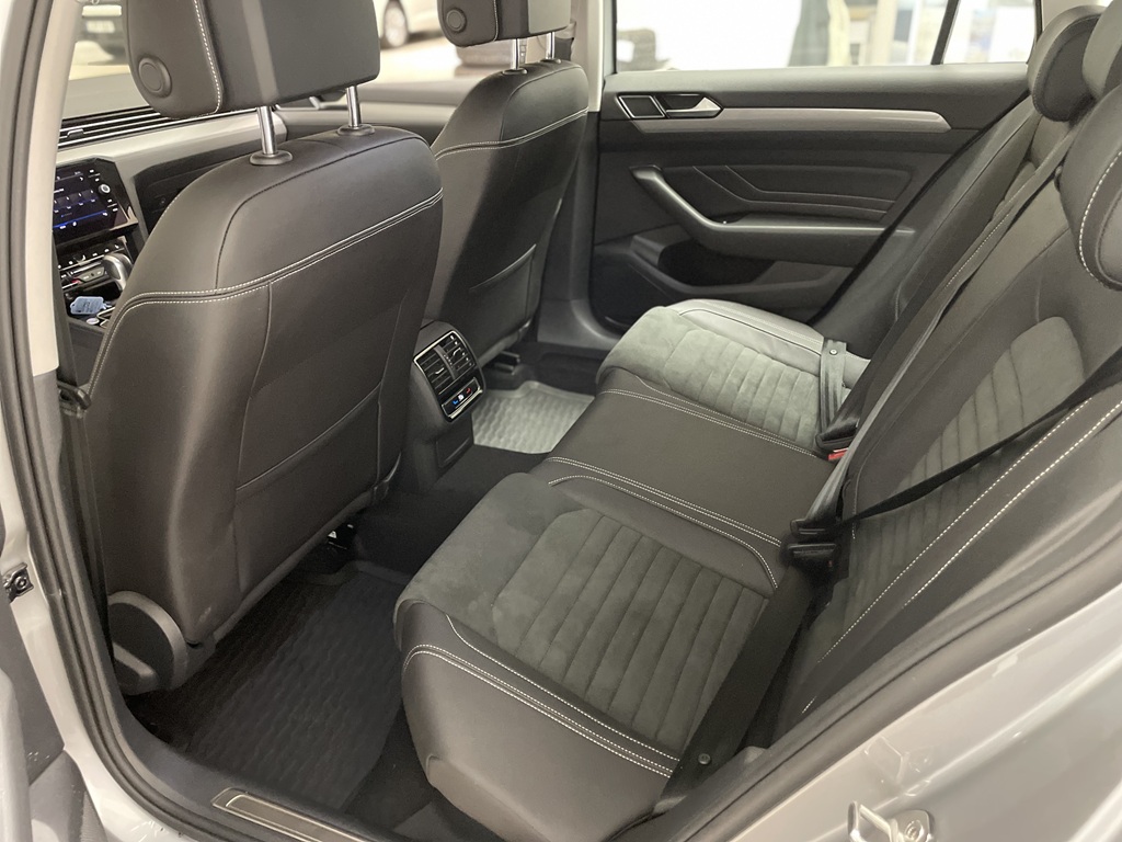 Volkswagen Passat MBJ04G