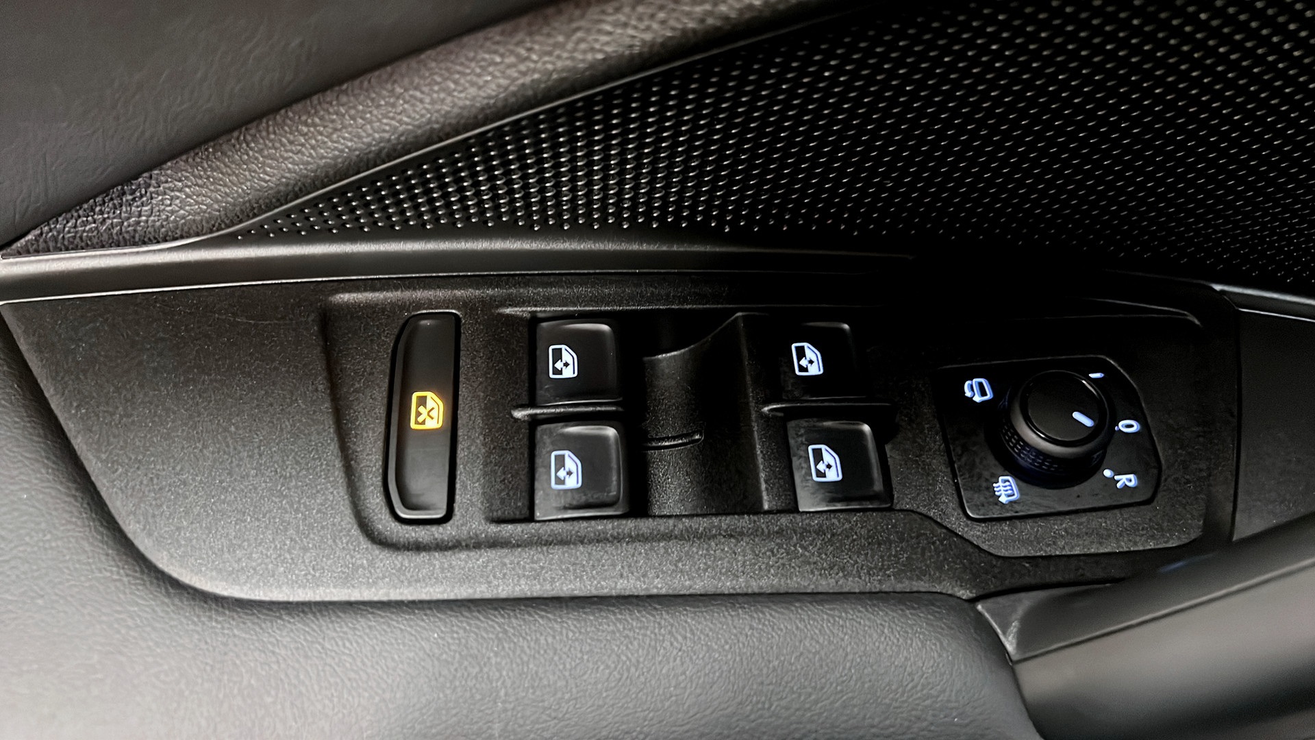 Volkswagen Tiguan MDG22W