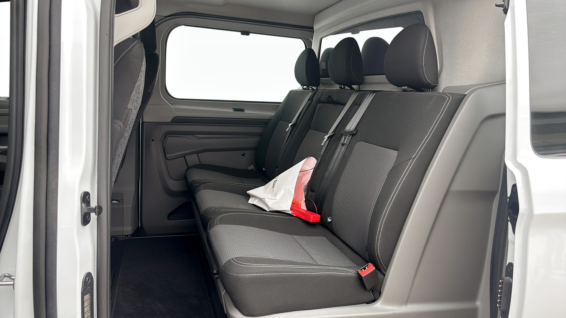 Volkswagen T7 Transporter Kombi MEJ49F
