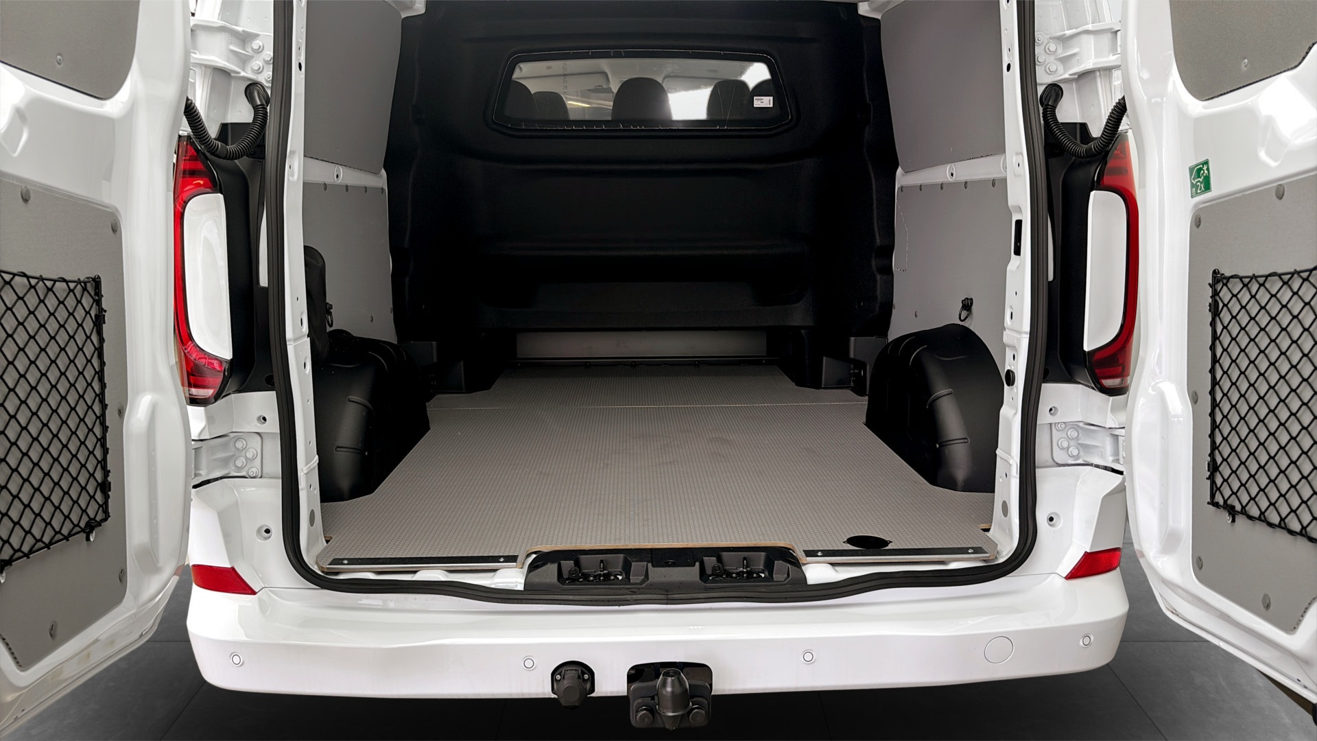 Volkswagen T7 Transporter Kombi MEJ49F