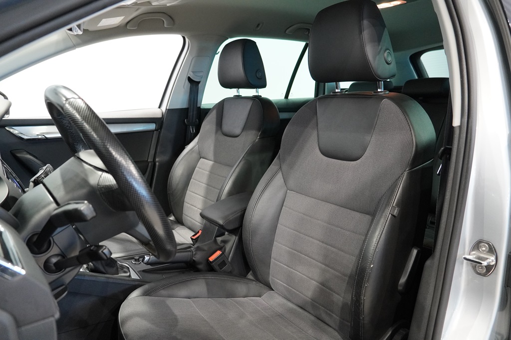Skoda Octavia MWK799