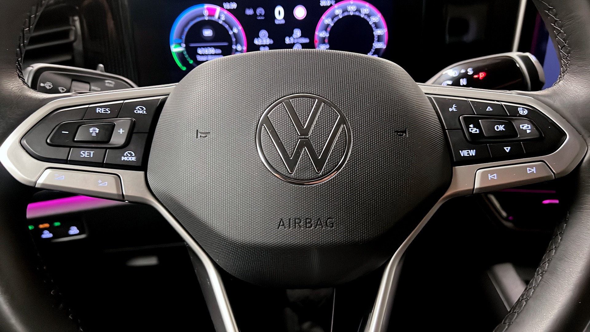 Volkswagen Tiguan NJB25E
