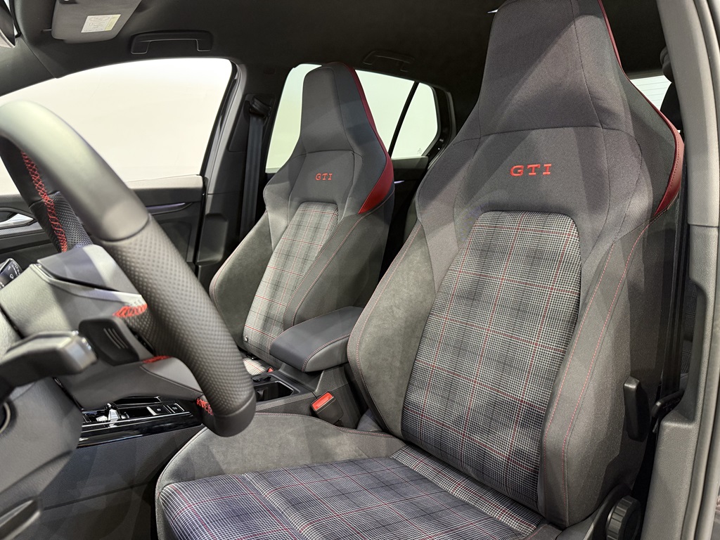 Volkswagen Golf NMH33S