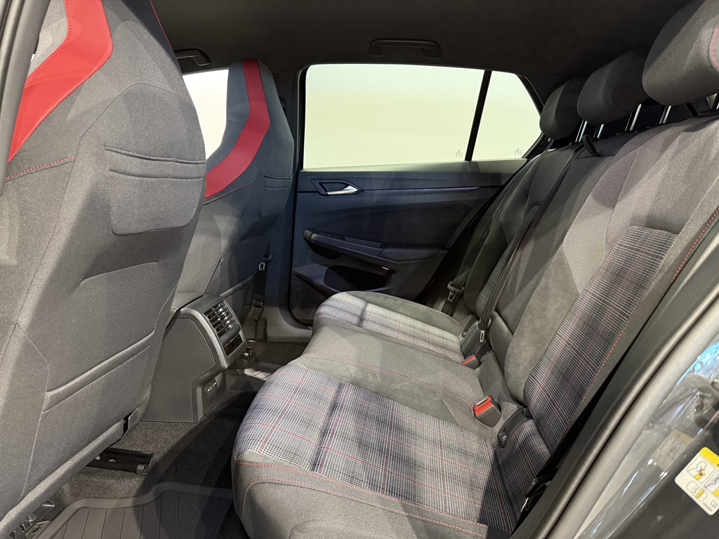 Volkswagen Golf NMH33S