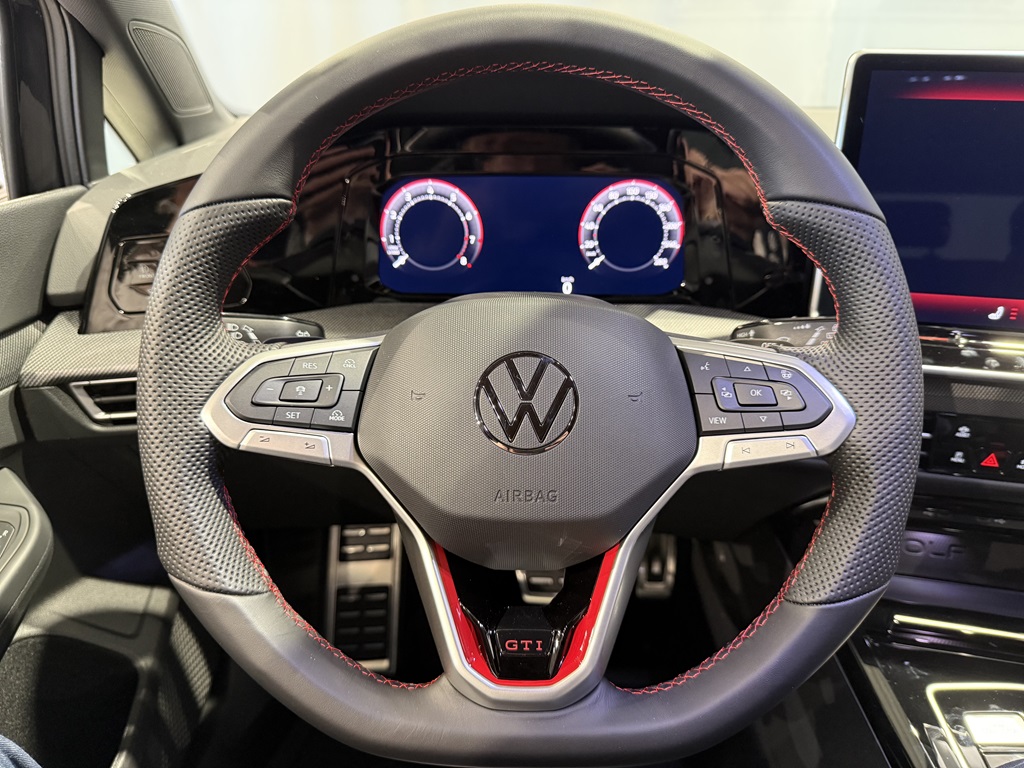 Volkswagen Golf NMH33S