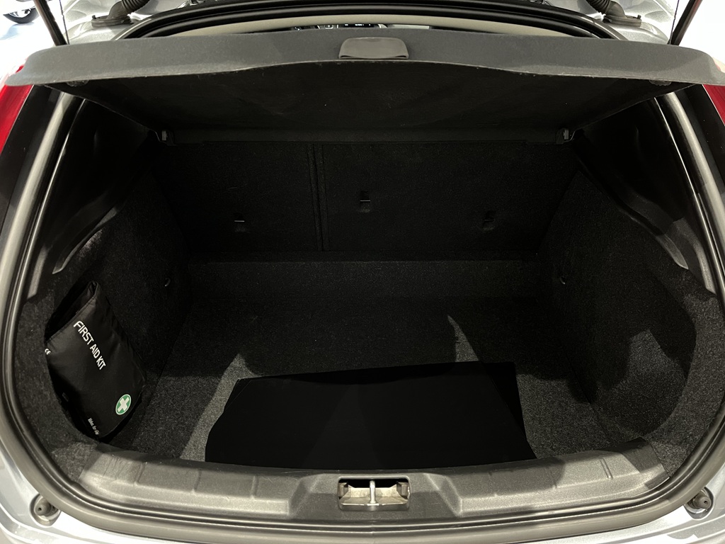 Volvo V40 NUU480