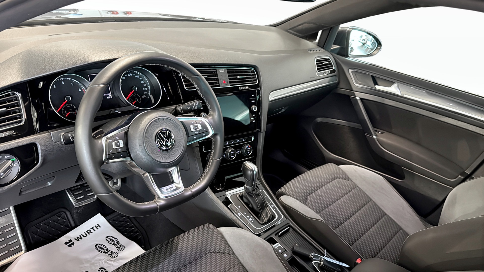 Volkswagen Golf NYC260