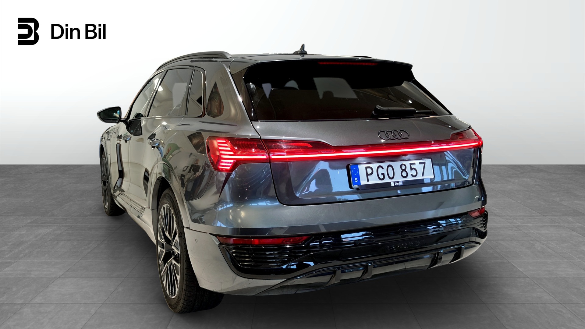Audi Q8 PGO857