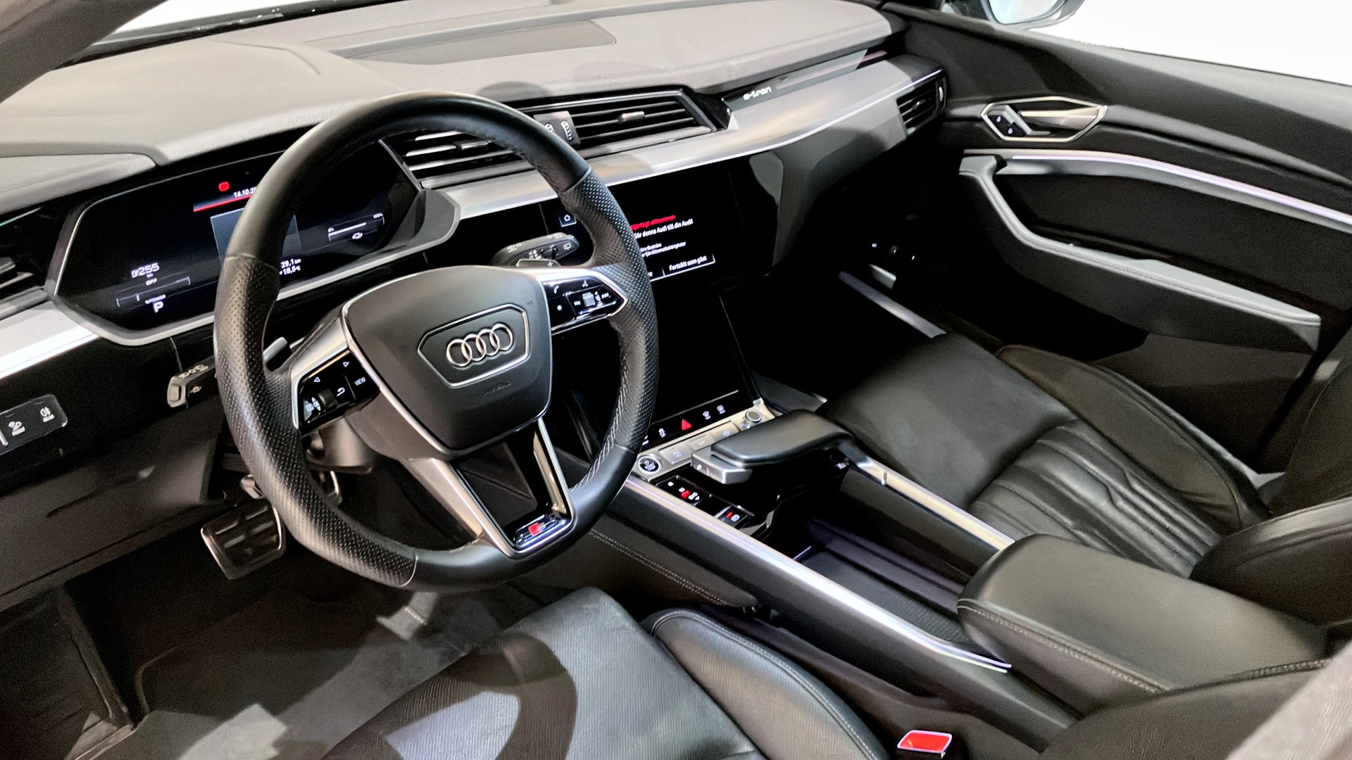Audi Q8 PGO857