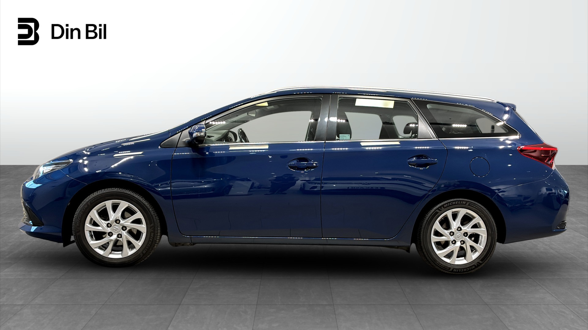 Toyota Auris PZZ646
