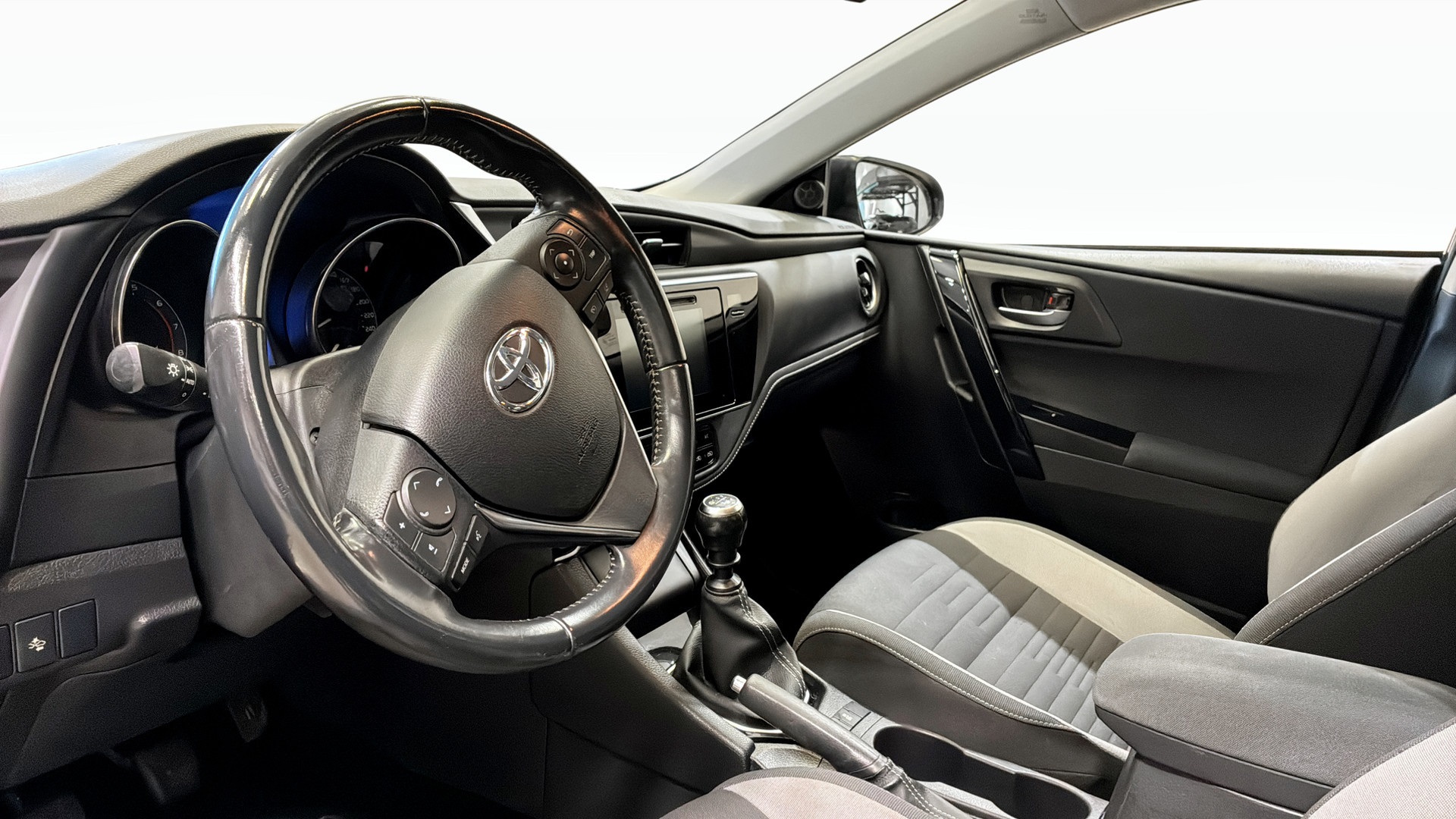 Toyota Auris PZZ646