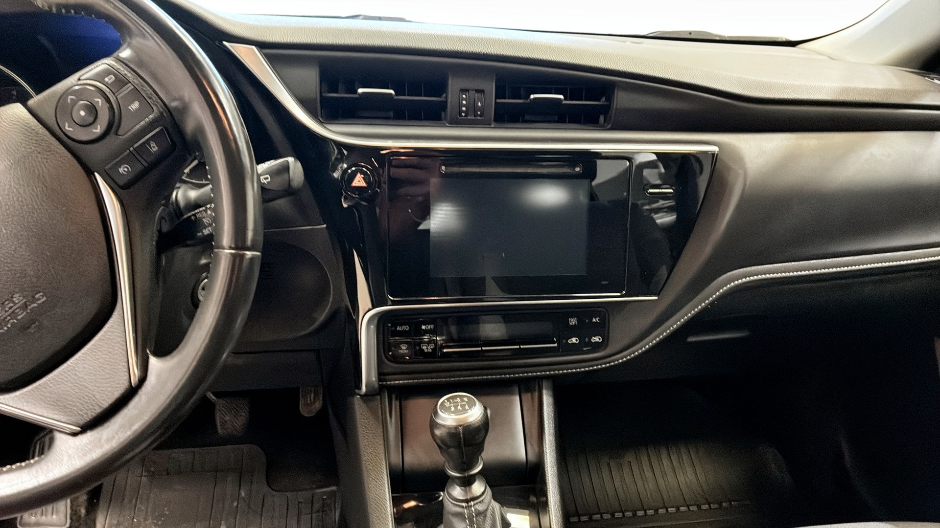 Toyota Auris PZZ646
