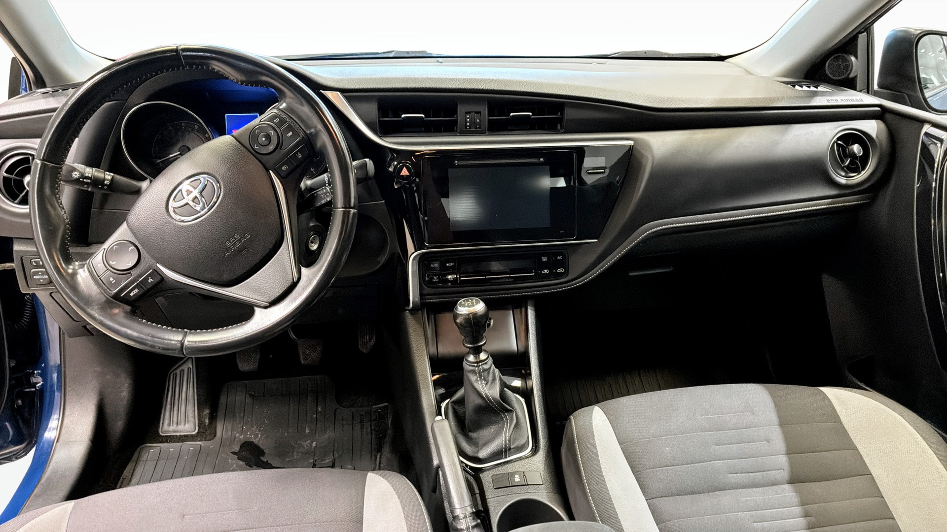 Toyota Auris PZZ646