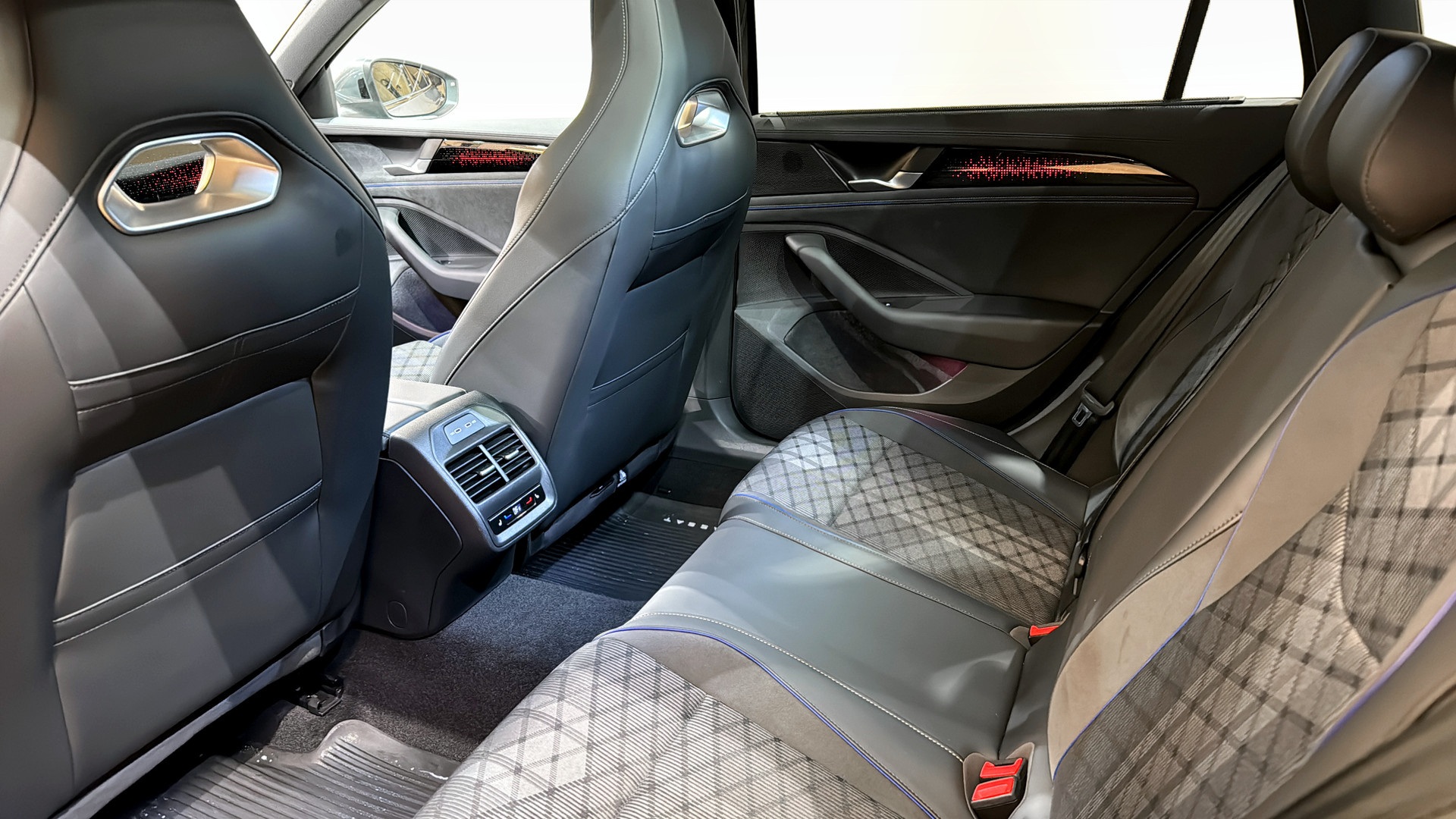 Volkswagen Passat RCC02N