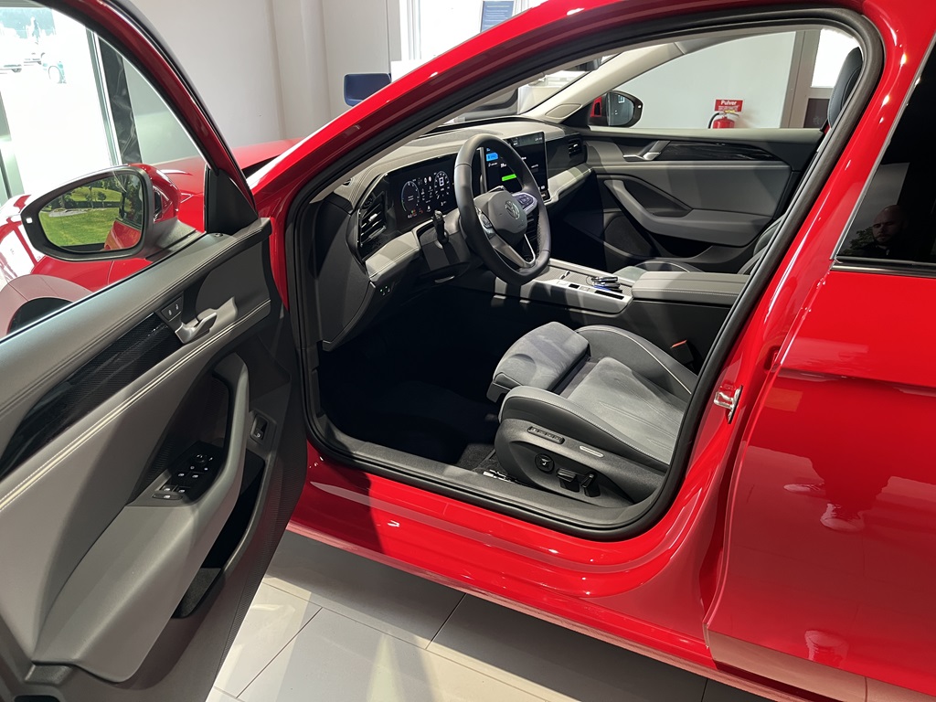 Volkswagen Passat RCU24J