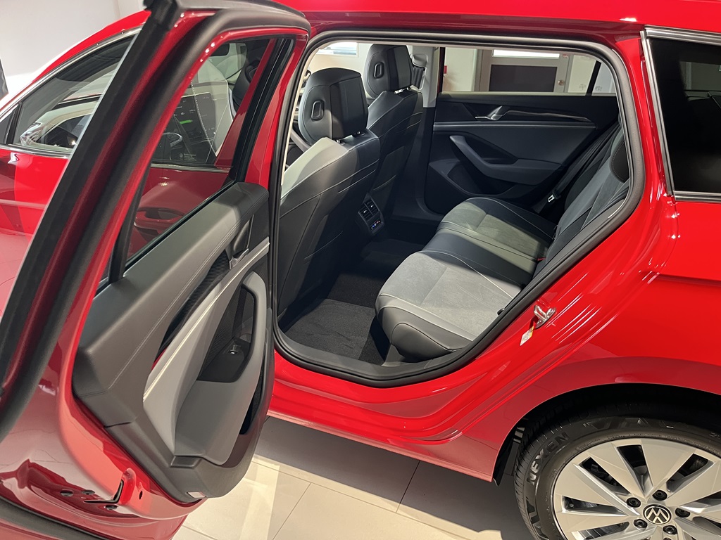 Volkswagen Passat RCU24J
