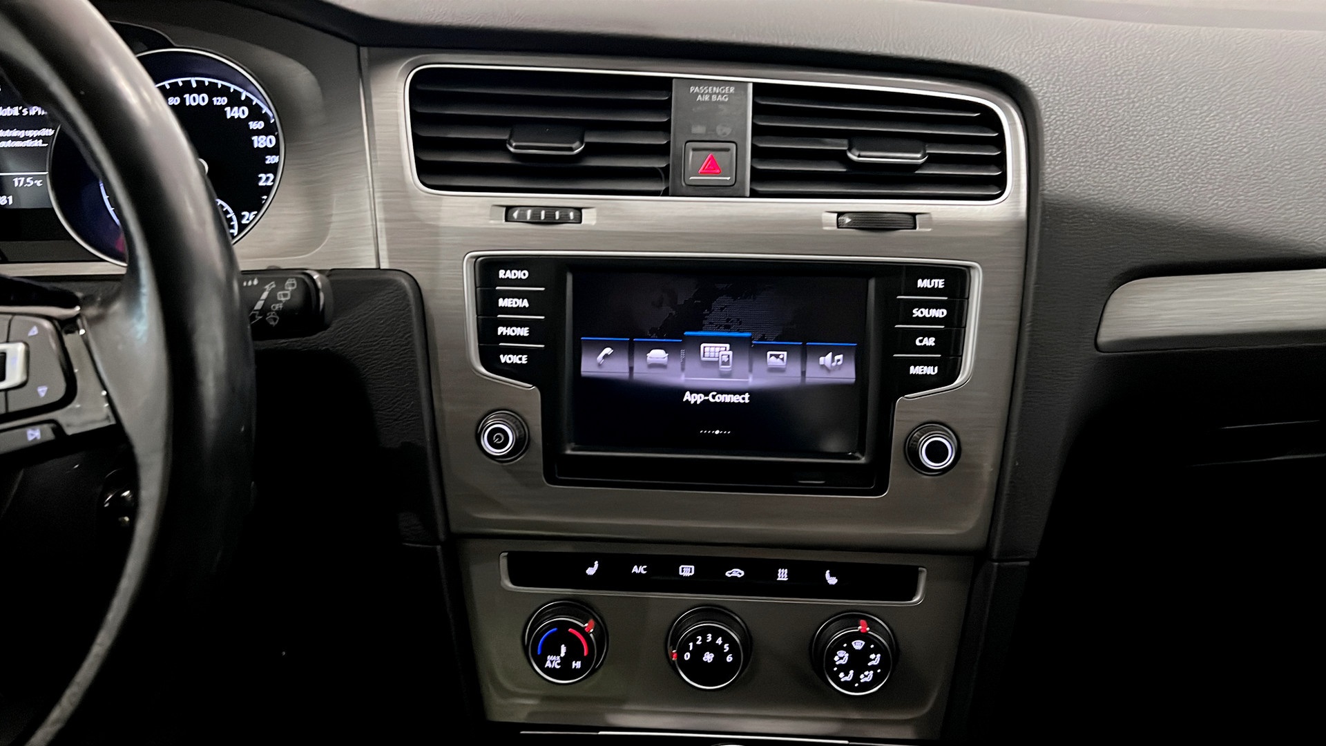 Volkswagen Golf RGY398