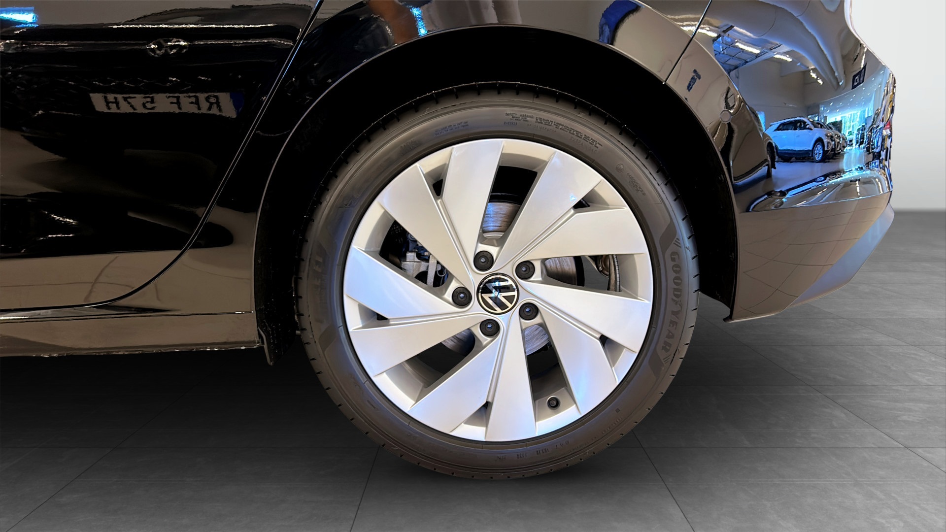 Volkswagen Golf RNJ77W
