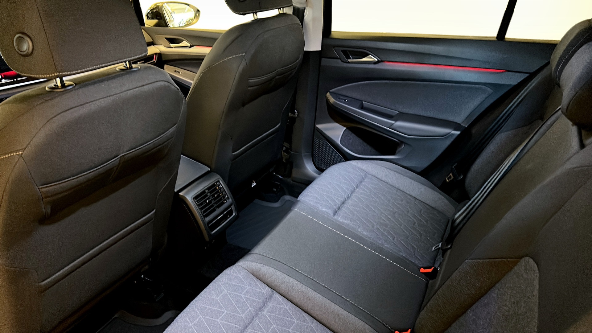 Volkswagen Golf RNJ77W