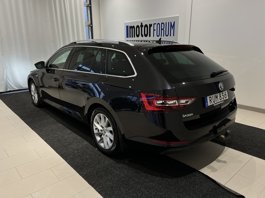 Skoda Superb RUM836