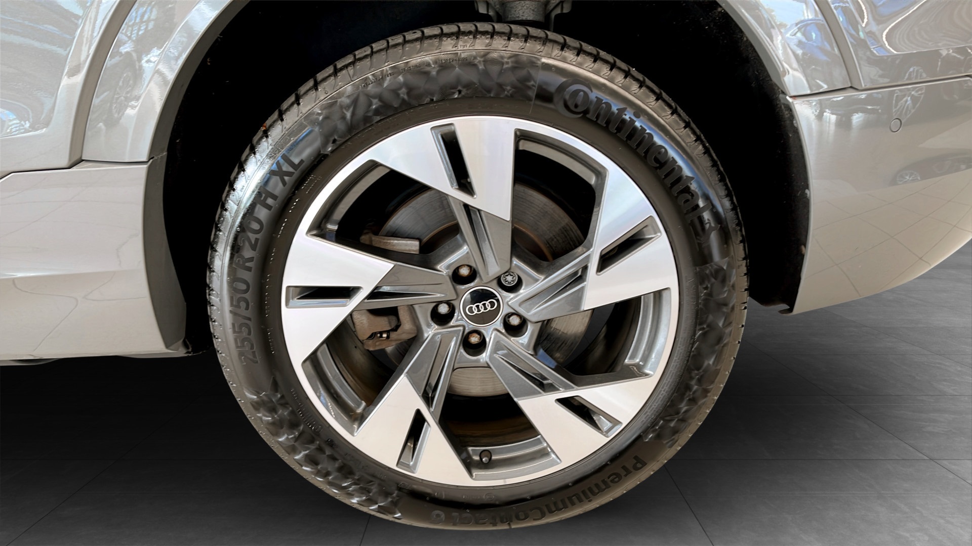 Audi Q8 e-tron RYY66A