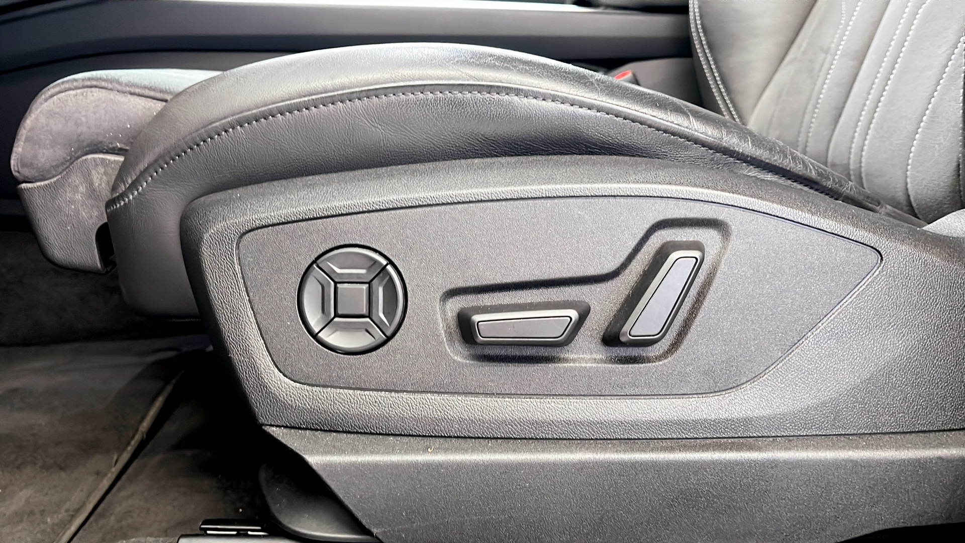 Audi Q8 e-tron RYY66A