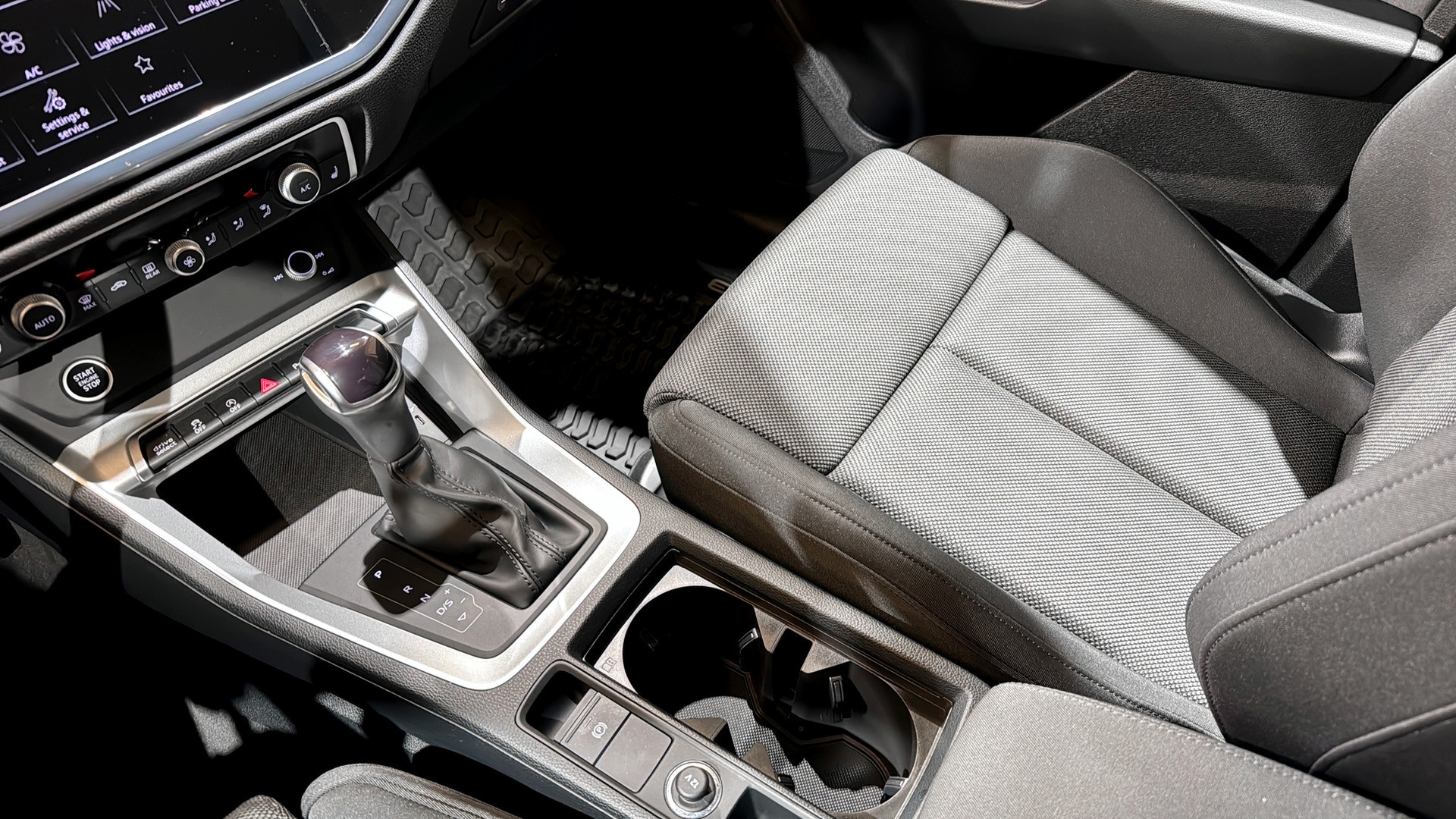 Audi Q3 RZA57A