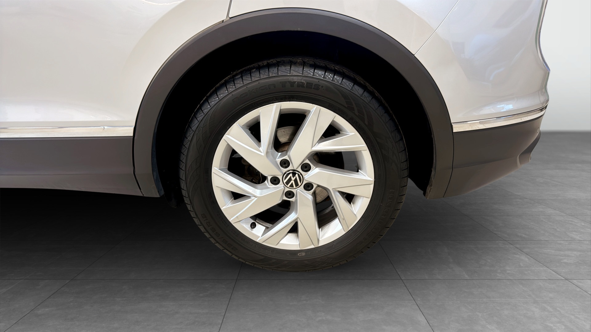 Volkswagen Tiguan RZC15W