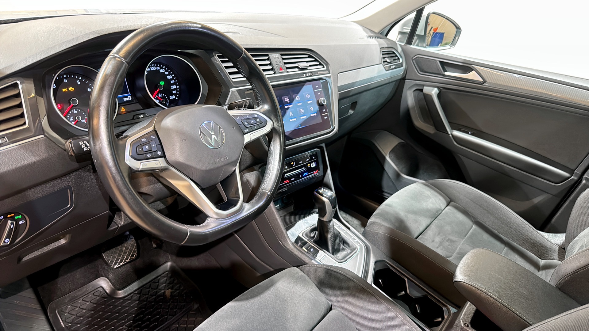 Volkswagen Tiguan RZC15W