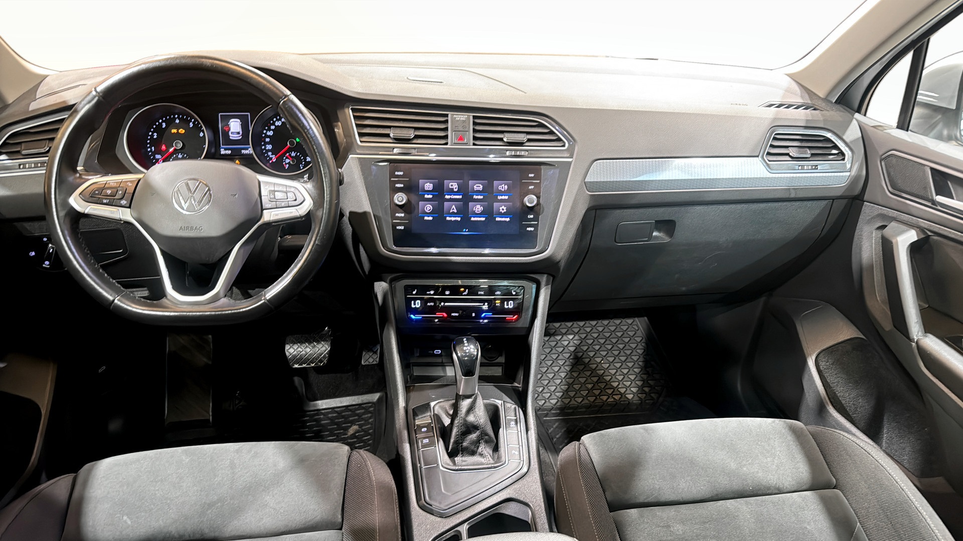 Volkswagen Tiguan RZC15W