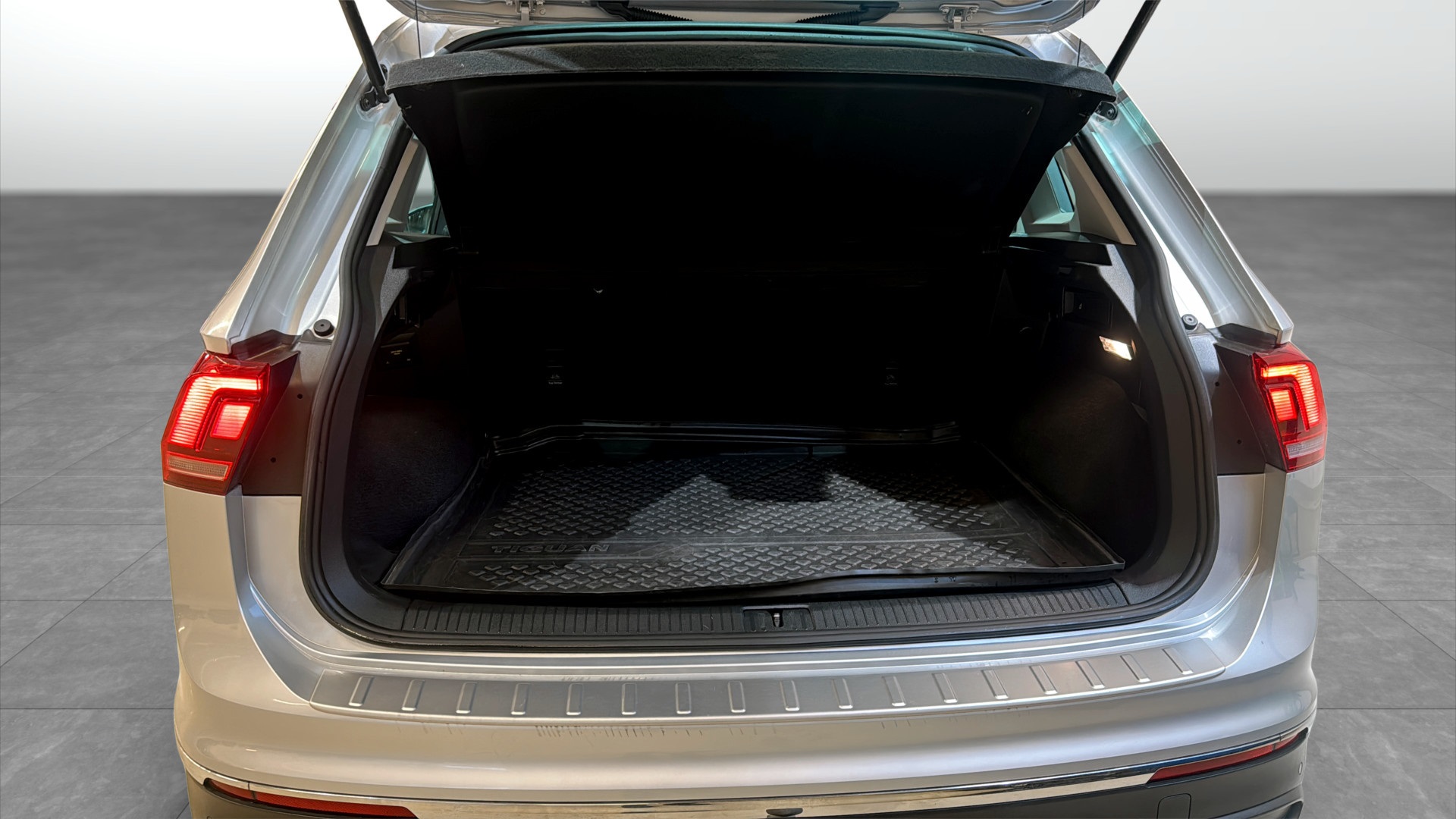 Volkswagen Tiguan RZC15W