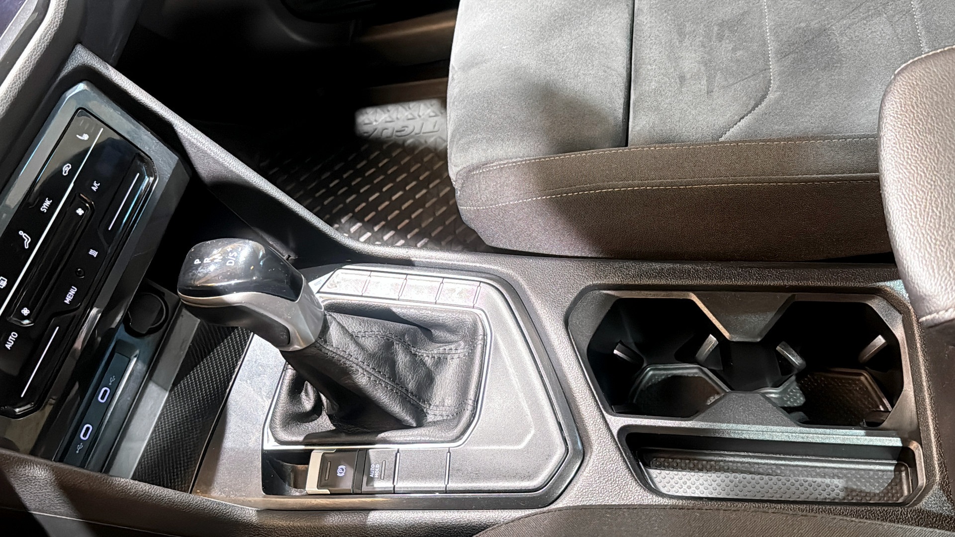 Volkswagen Tiguan RZC15W