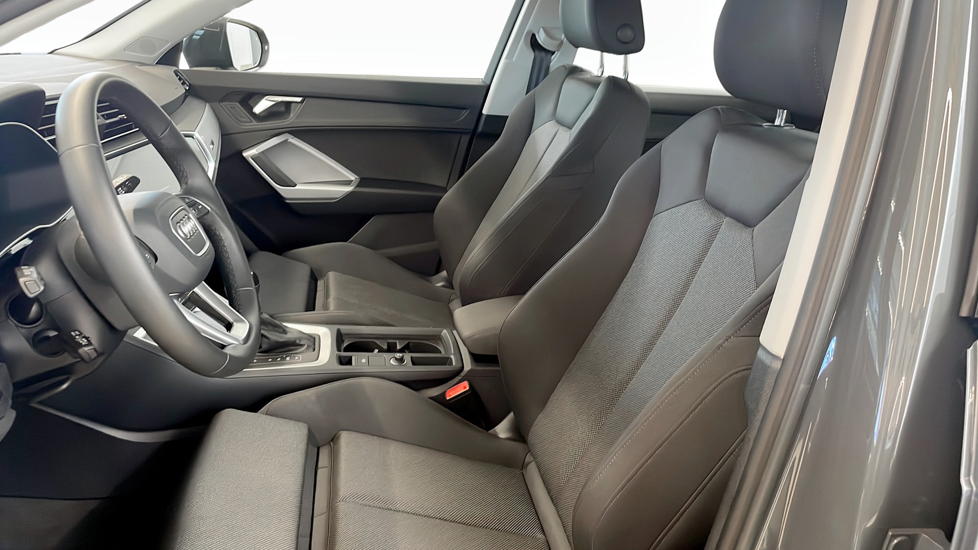 Audi Q3 RZK77G
