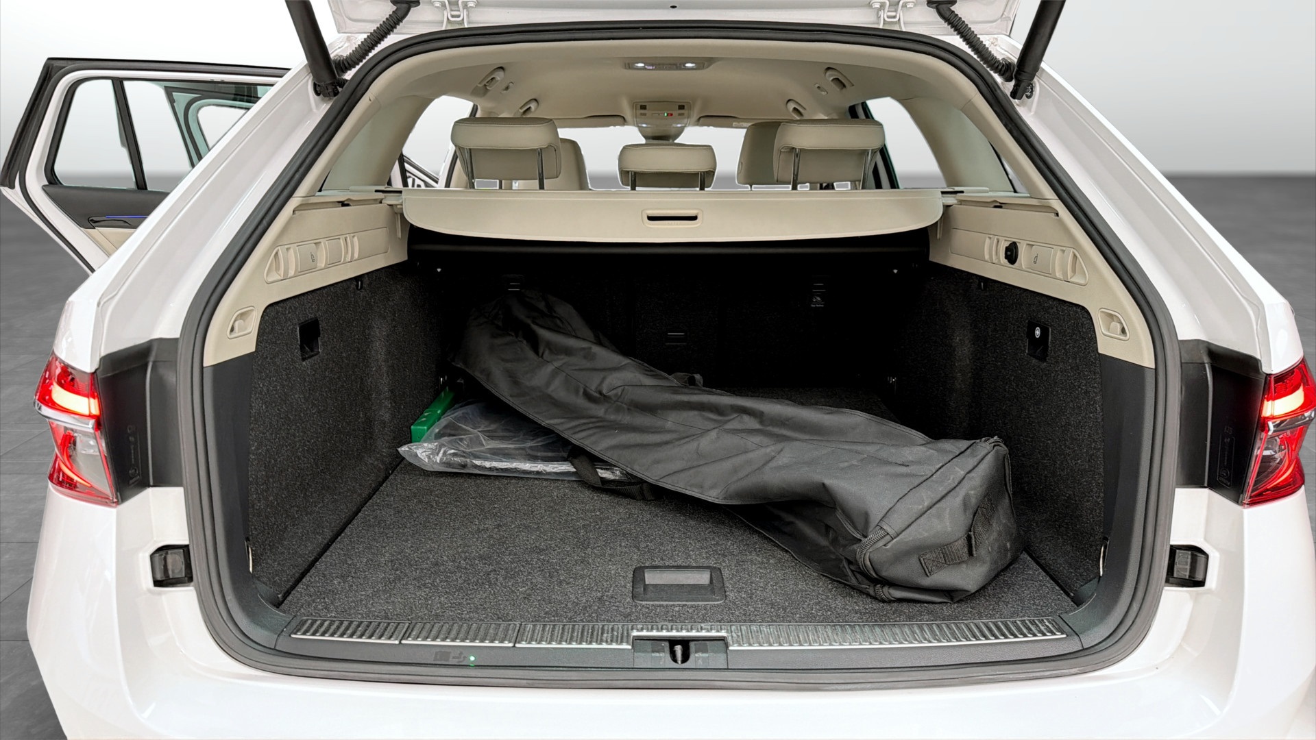 Skoda Superb Combi SGT57Y