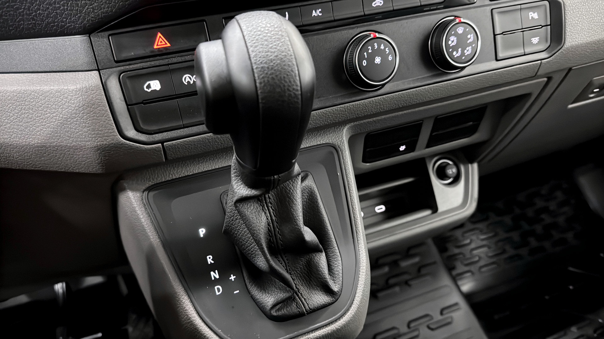 Volkswagen Crafter Skåp kort hjulbas SUJ04B