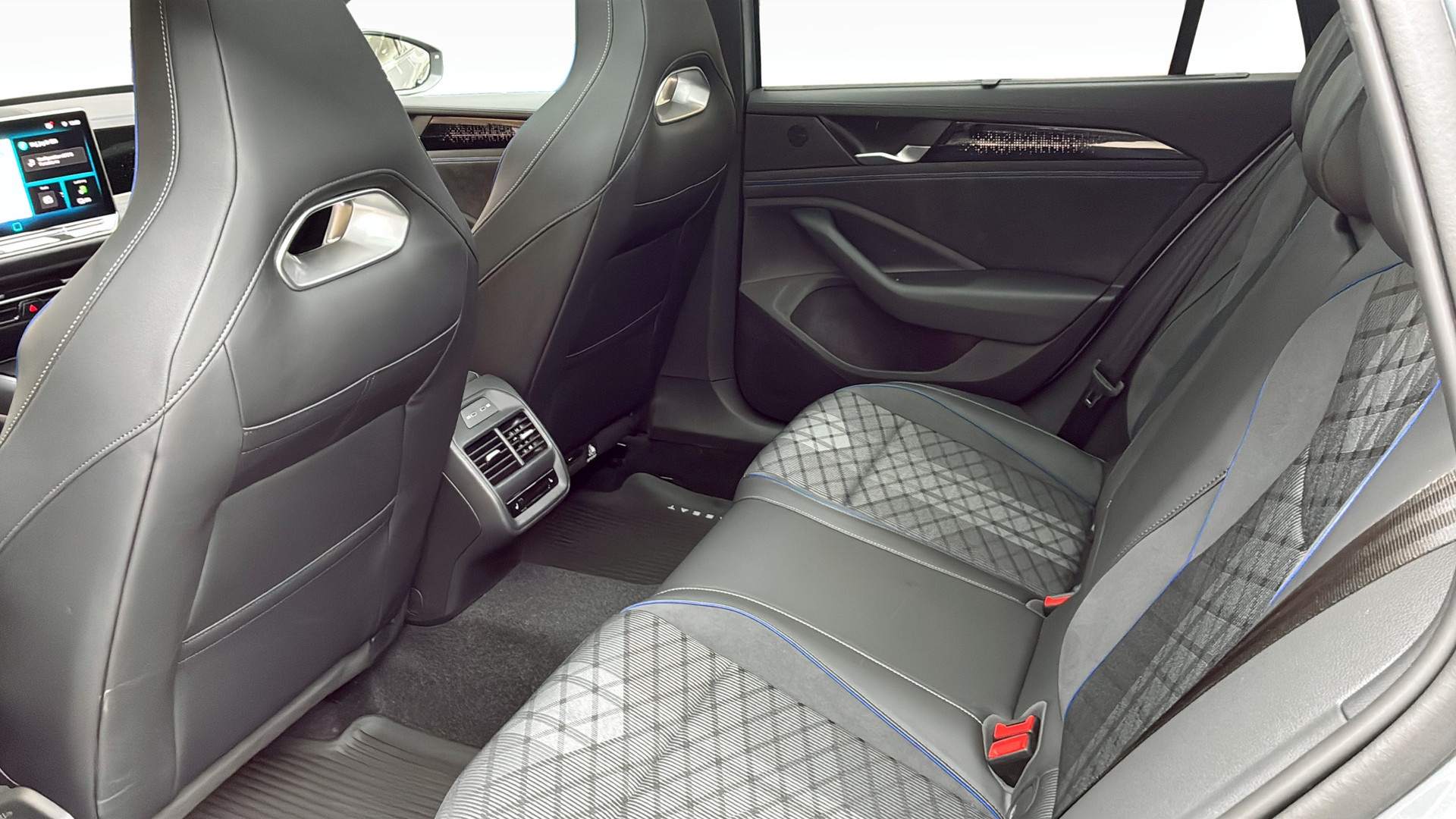 Volkswagen Passat SXJ07P