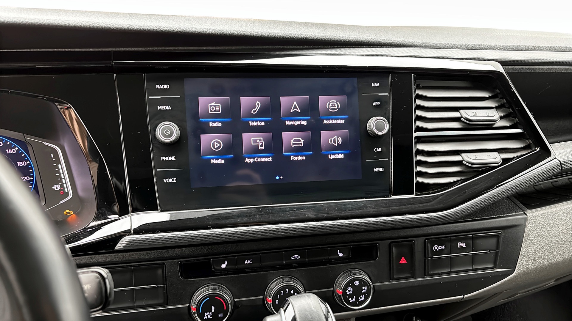 Volkswagen T6 Transporter TRL37C