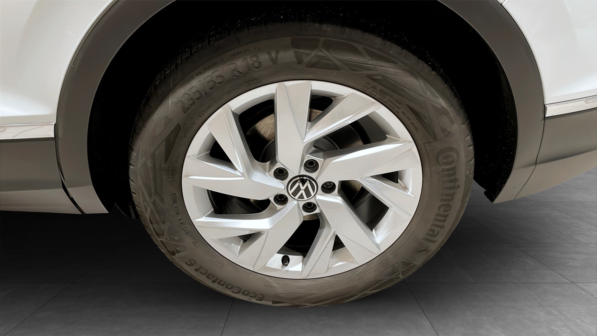 Volkswagen Tiguan UBB806