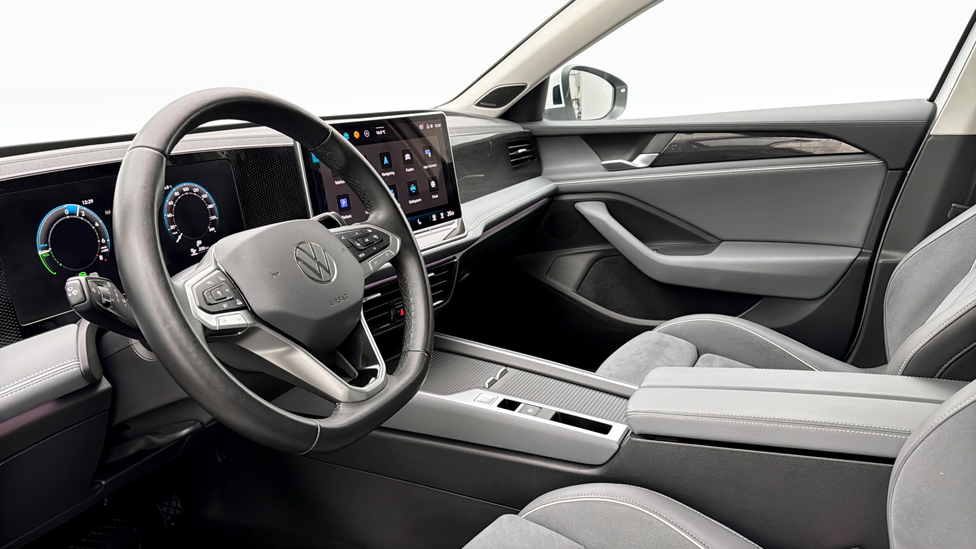 Volkswagen Passat UBF26T