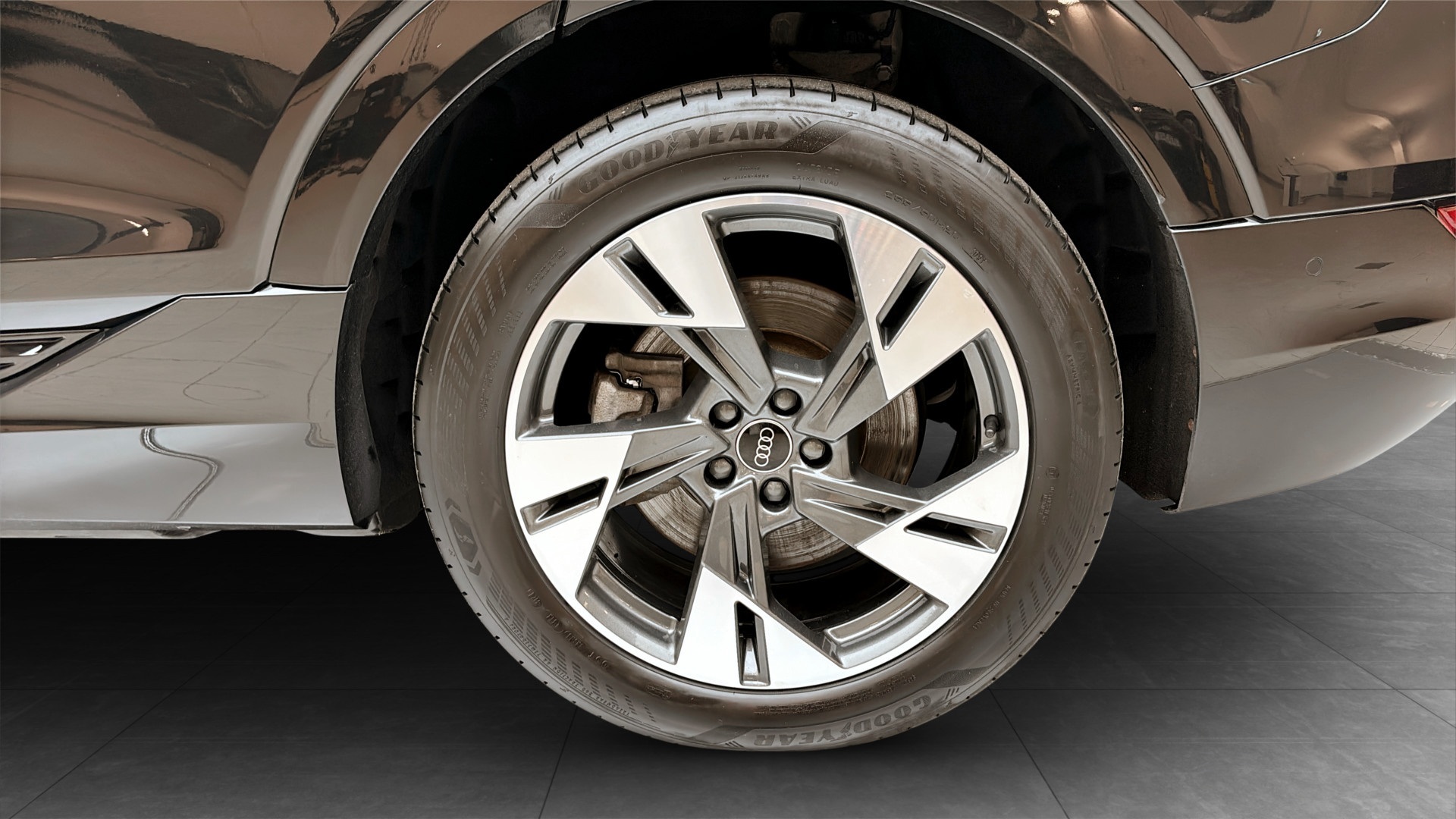 Audi Q8 e-tron UDB99T