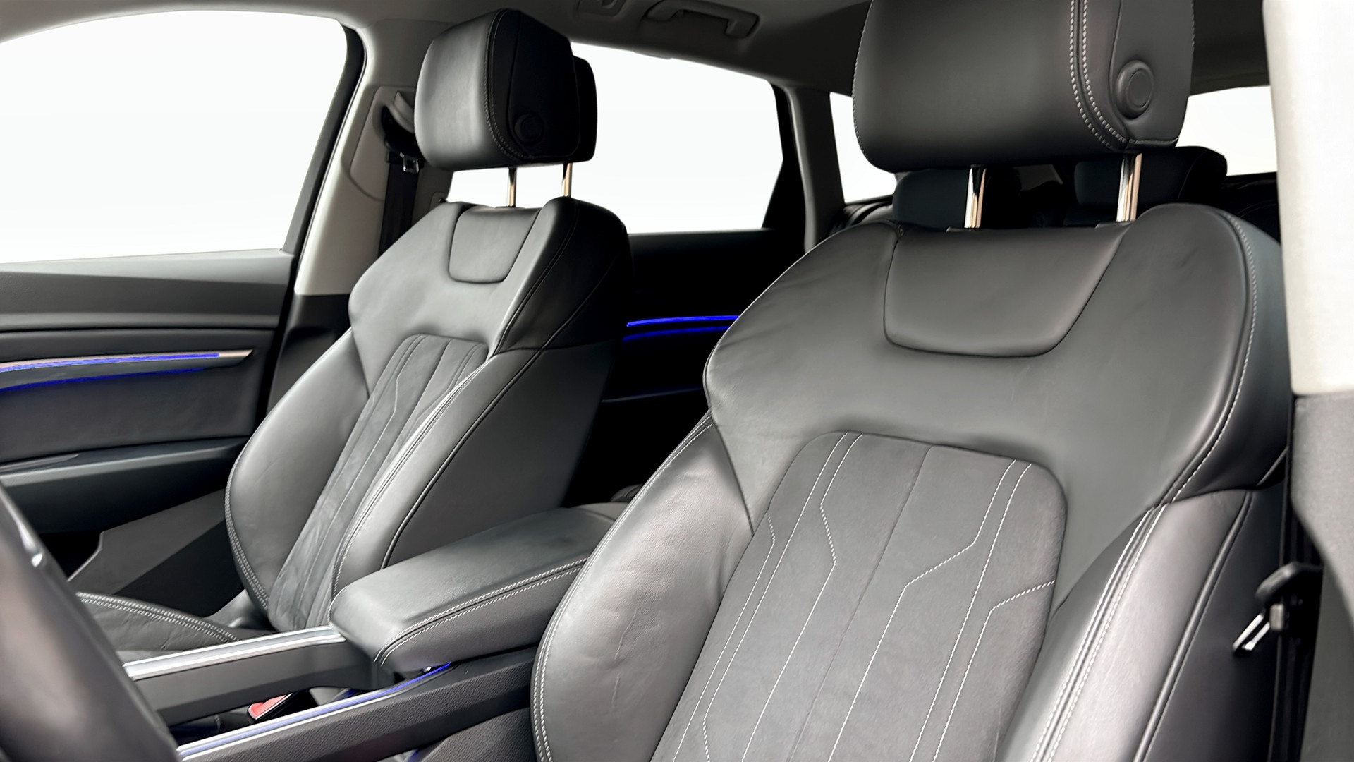 Audi Q8 e-tron UDB99T