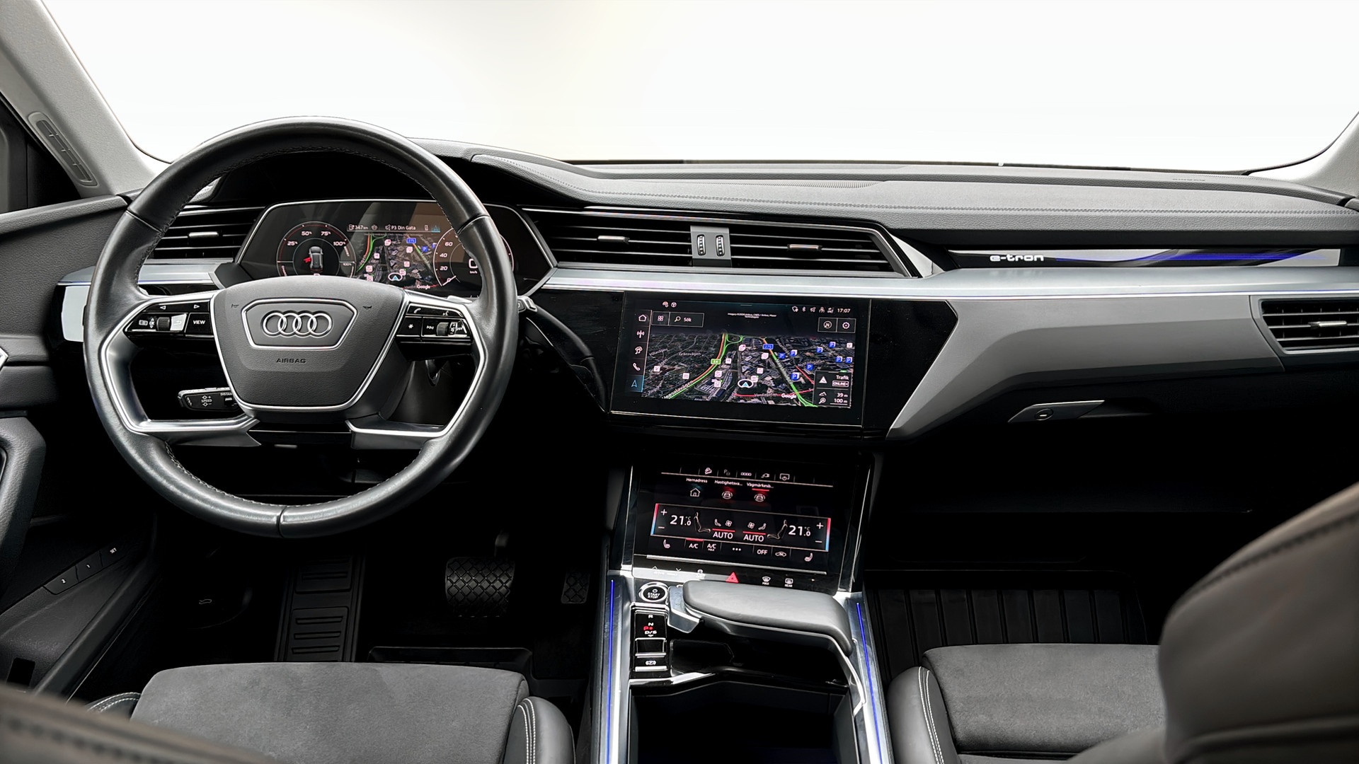 Audi Q8 e-tron UDB99T