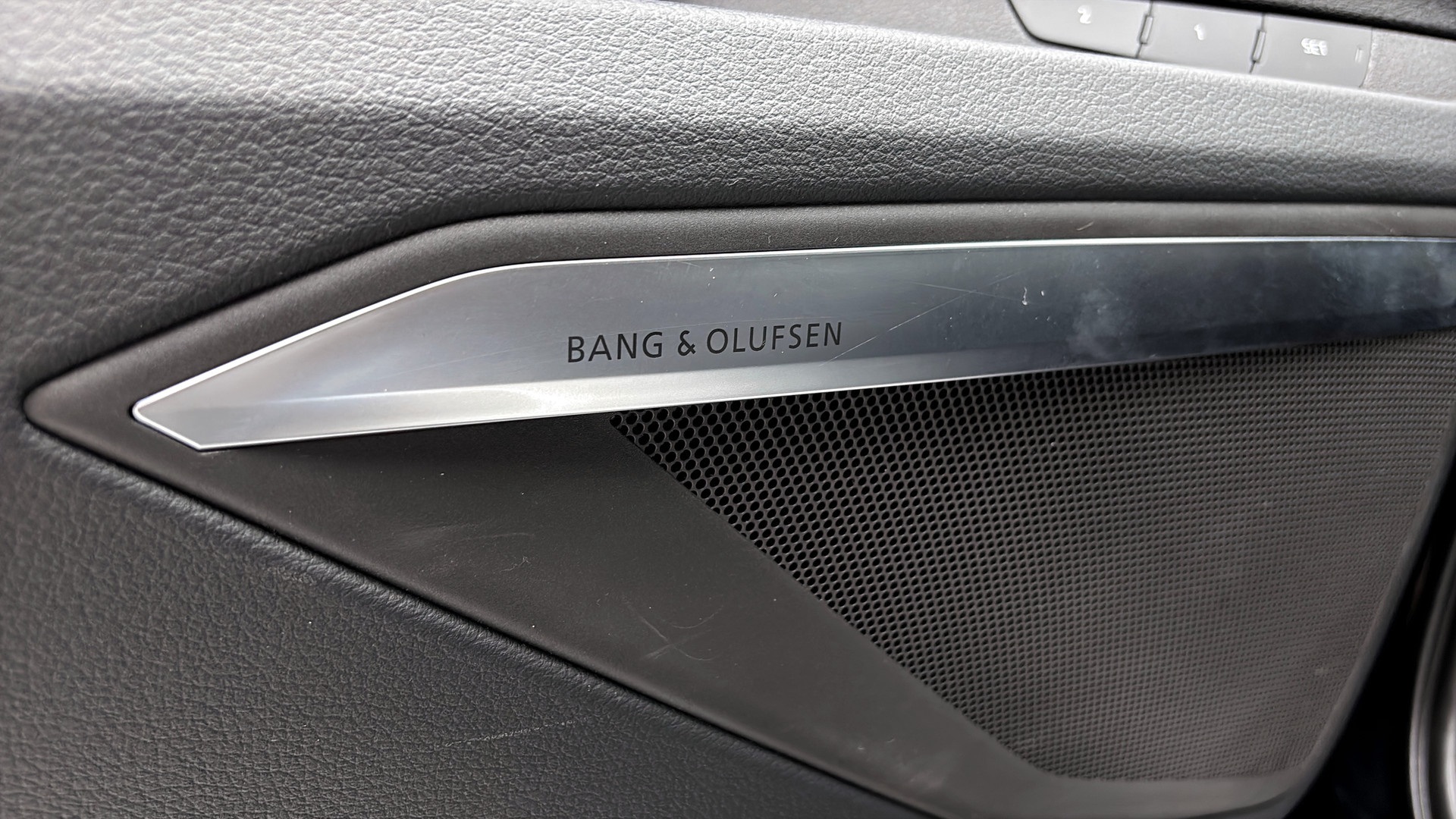 Audi Q8 e-tron UDB99T