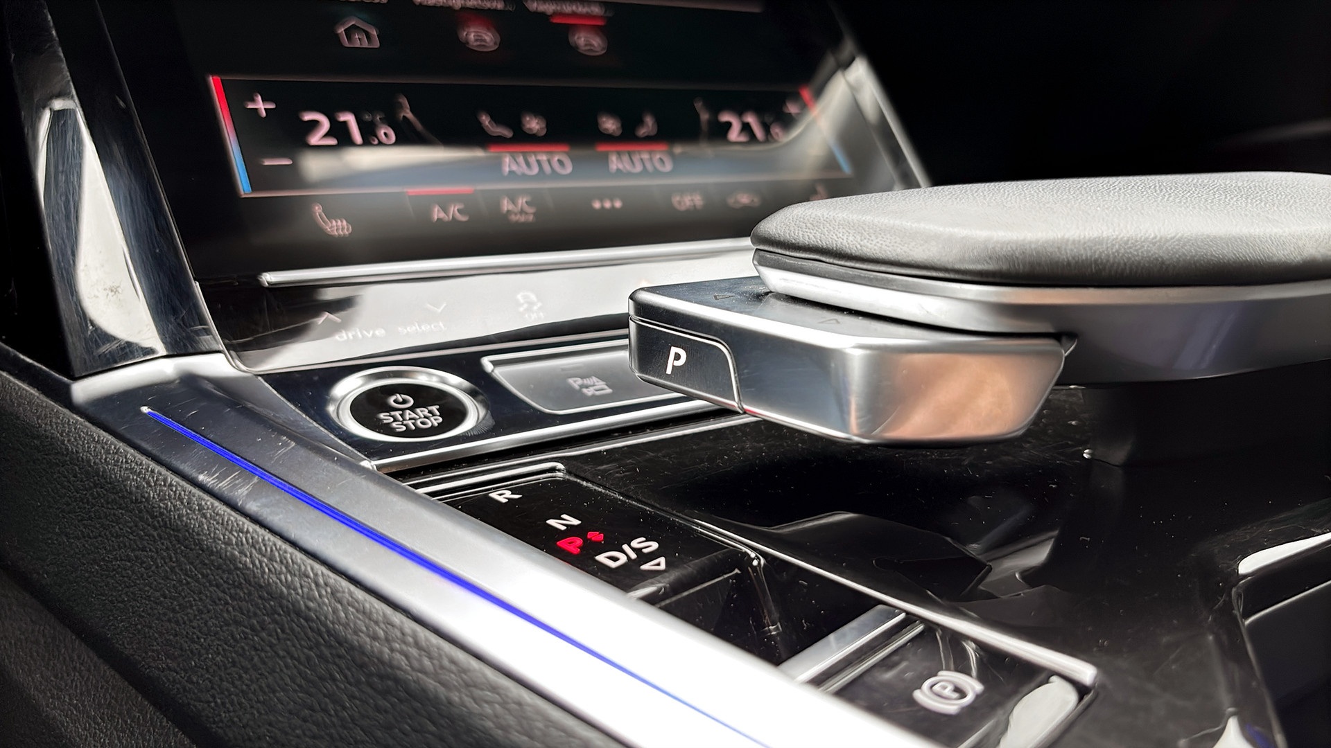 Audi Q8 e-tron UDB99T