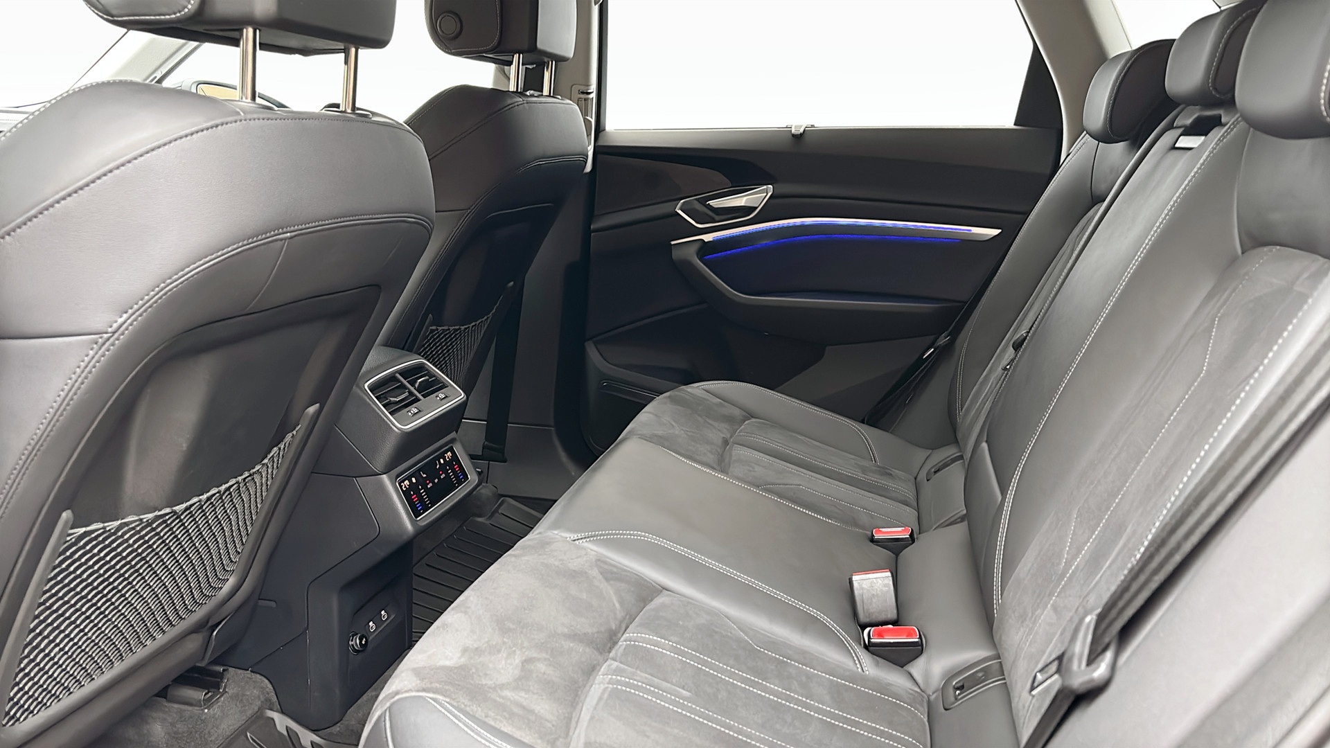Audi Q8 e-tron UDB99T